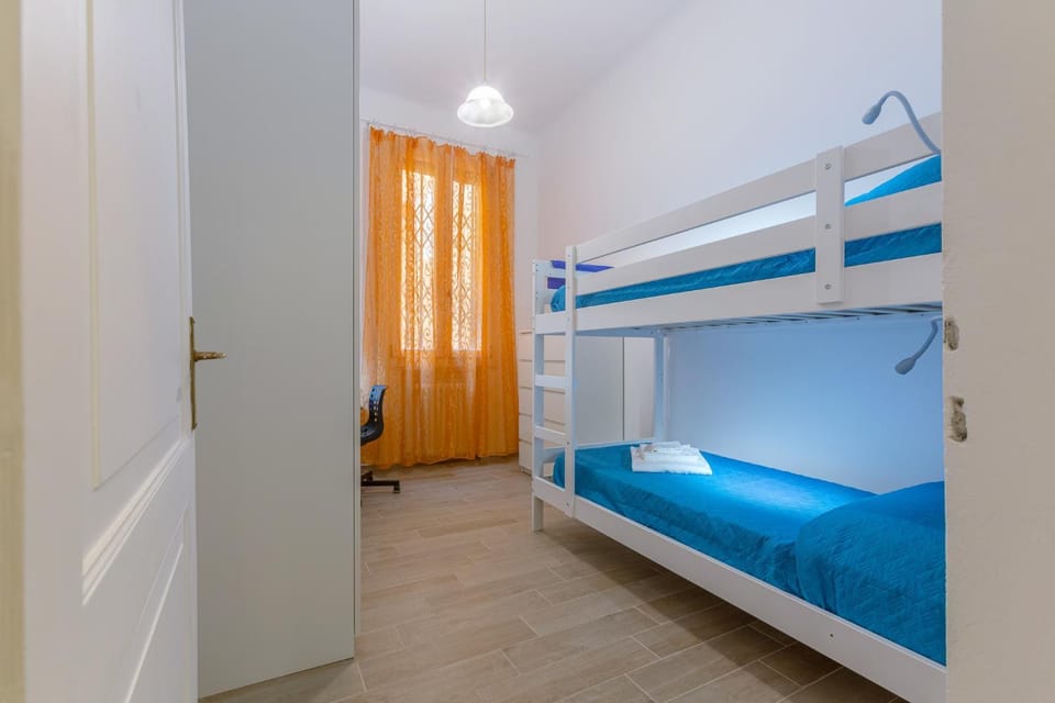 Bedroom, bunk bed