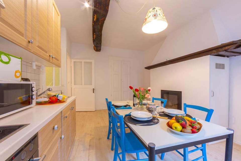 Kitchen or kitchenette, Dining area