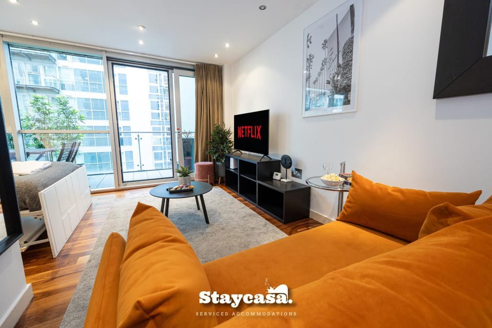 Sunset Haven Studio with Balcony and Free Parking Apartment in Salford