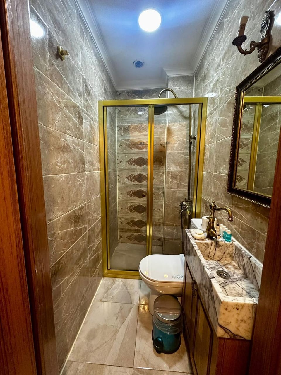 Shower, Toilet, Bathroom, towels