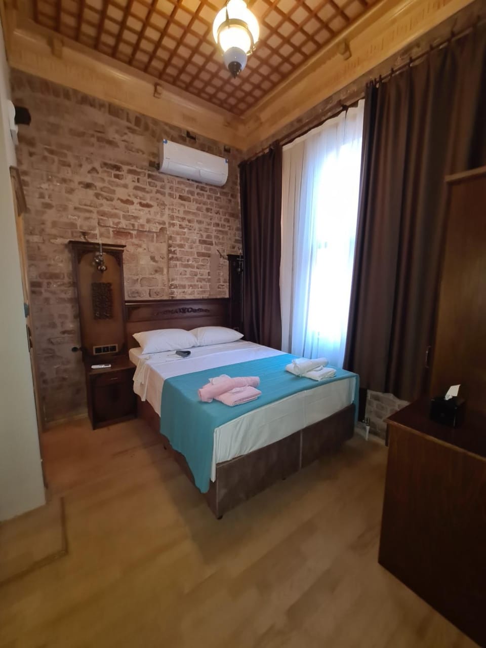 Bed, Bedroom, air conditioner