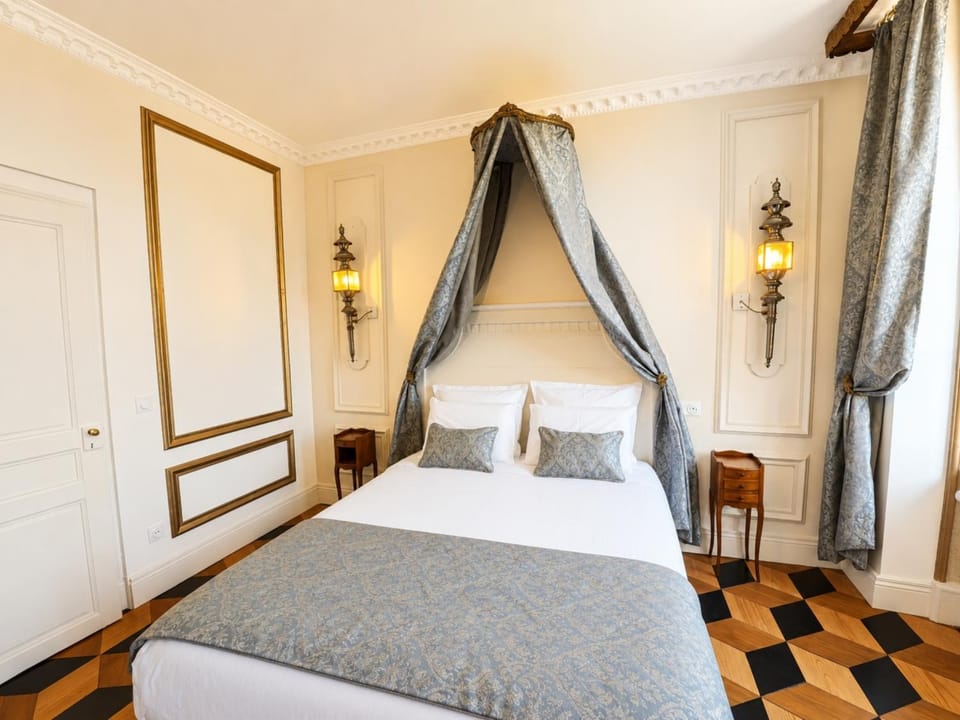 Bed, Photo of the whole room, Decorative detail, Bedroom, Garden view