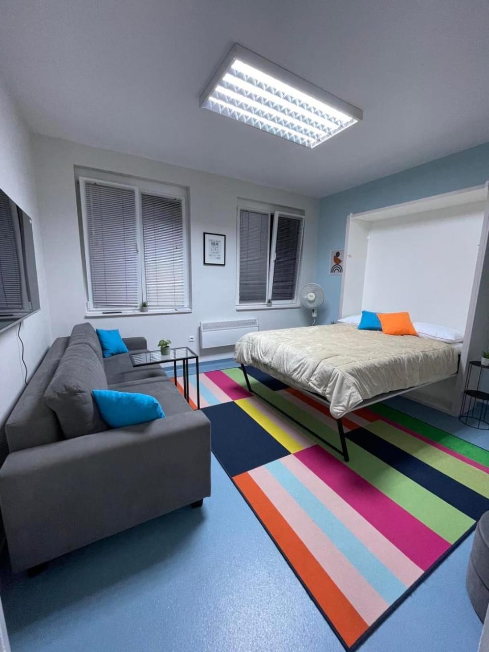 TV and multimedia, Living room, Seating area, Bedroom