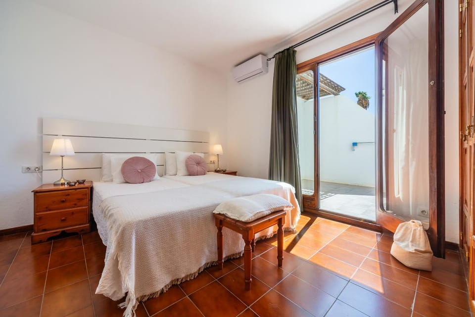 Photo of the whole room, Bedroom