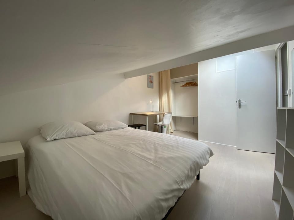 Photo of the whole room, Bedroom