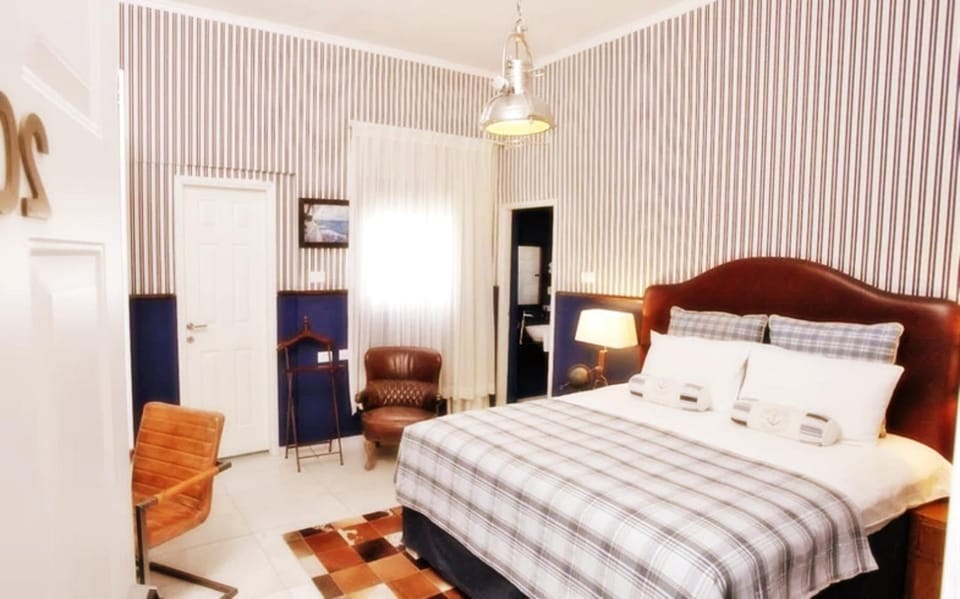 Bed, Photo of the whole room, Seating area, Bedroom, wardrobe