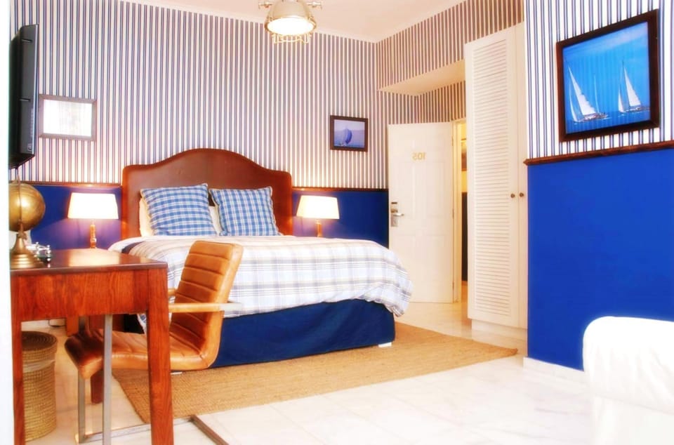 Bed, TV and multimedia, Photo of the whole room, Seating area, Bedroom