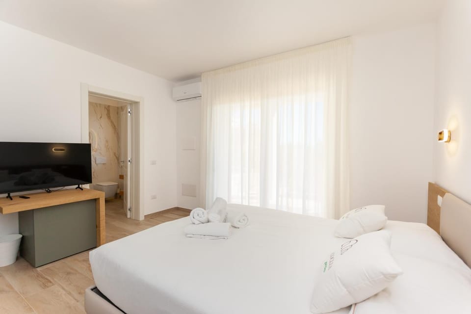 Bed, Photo of the whole room, Bedroom, air conditioner