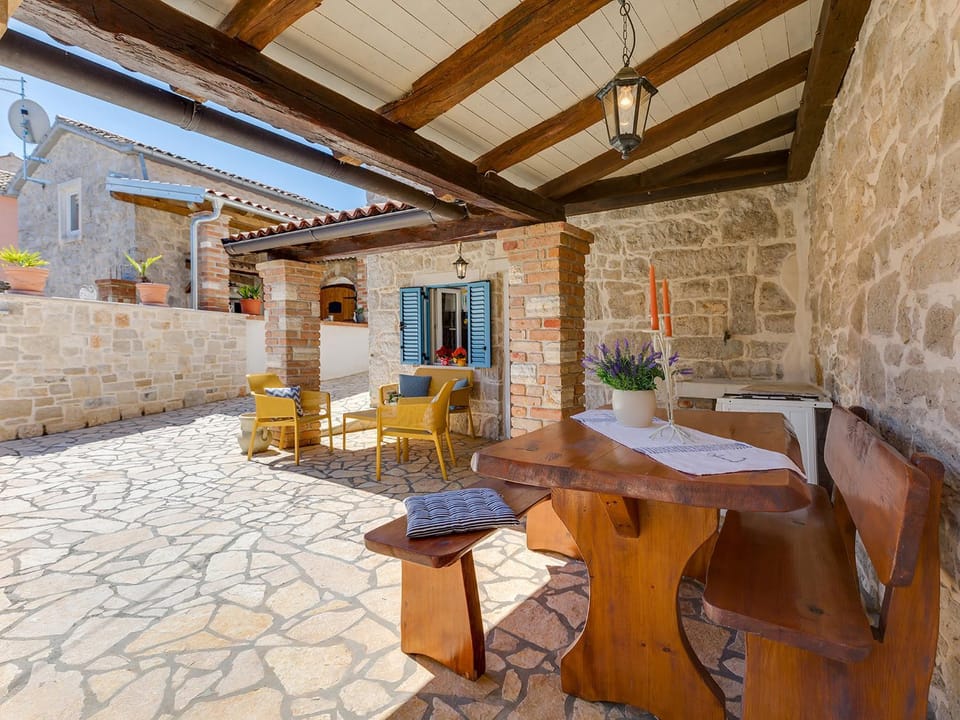 Patio, Day, Balcony/Terrace