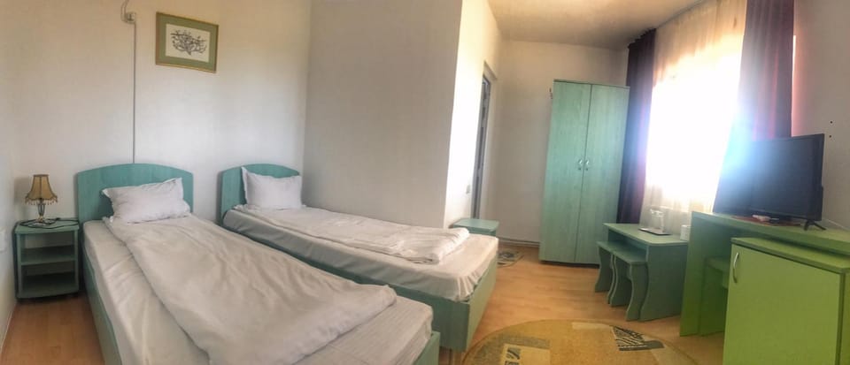 Bed, TV and multimedia, Photo of the whole room