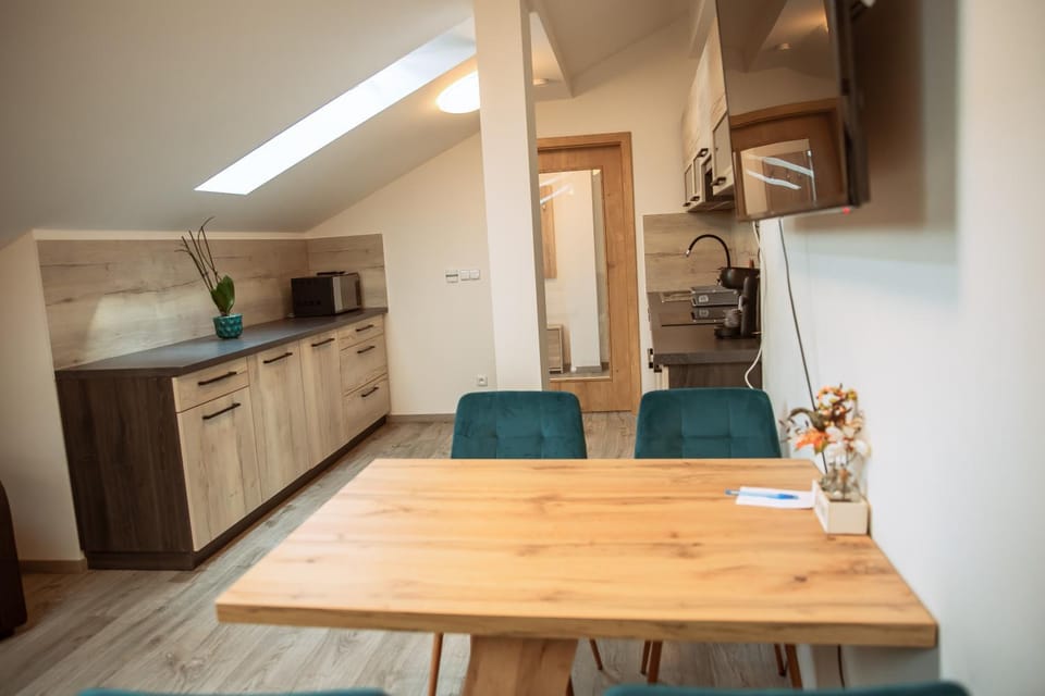 Kitchen or kitchenette, Living room, Seating area, Dining area, stove