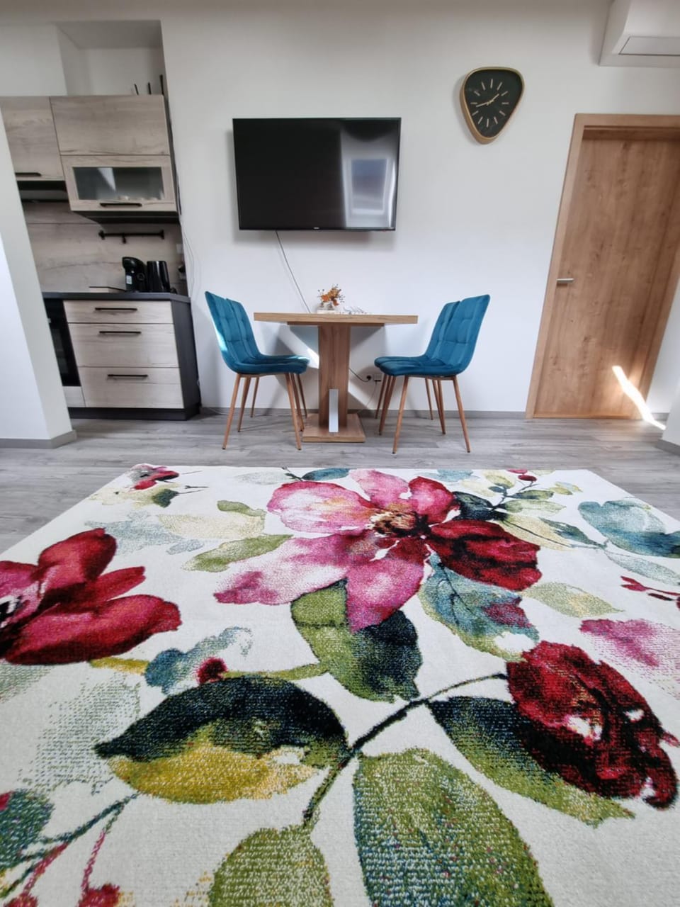 TV and multimedia, Kitchen or kitchenette, Living room, Seating area, Dining area, Evening entertainment