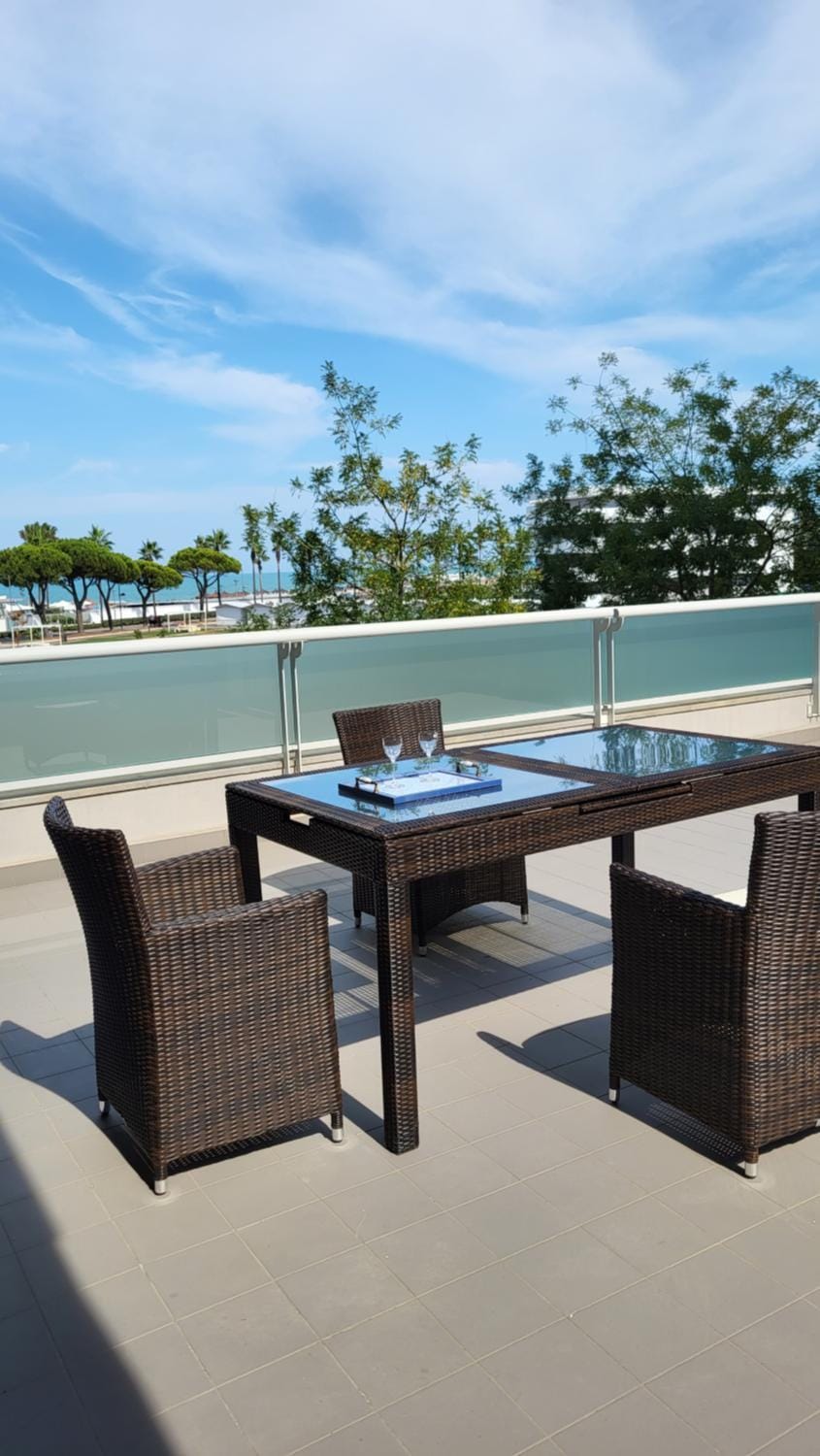 White-blue vibes, seafront 2-bedroom apt Apartment in Montesilvano