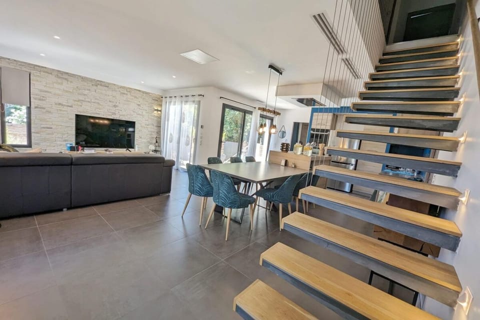 Communal lounge/ TV room, TV and multimedia, Living room, Seating area, Dining area