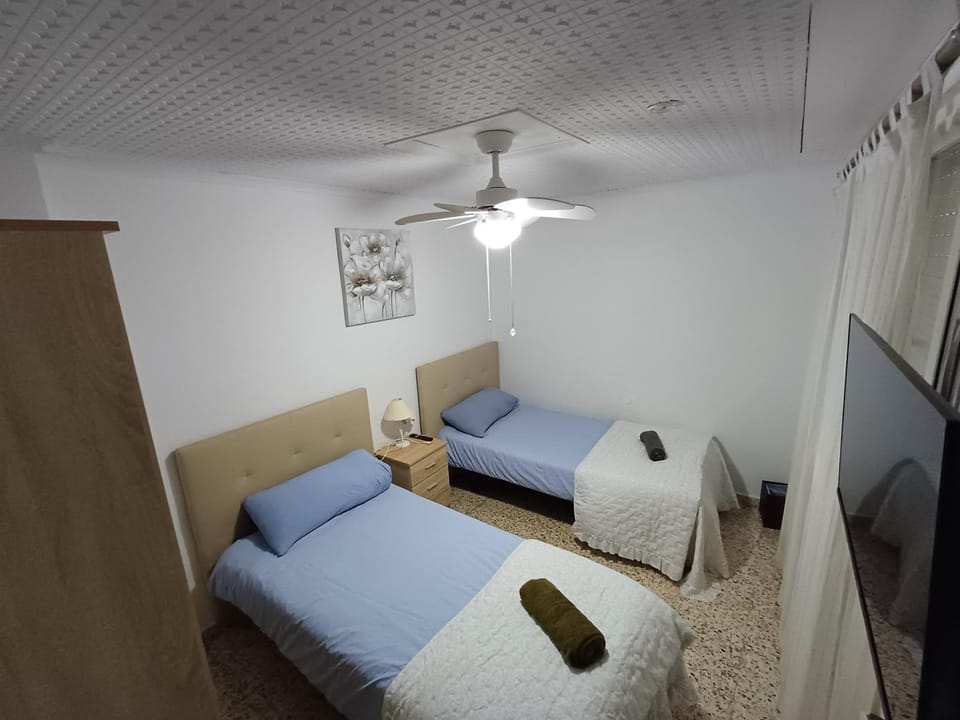 Bed, TV and multimedia, Photo of the whole room, Bedroom, Parking, internet, towels