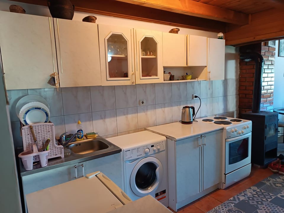 Coffee/tea facilities, Kitchen or kitchenette, oven, stove, washing machine