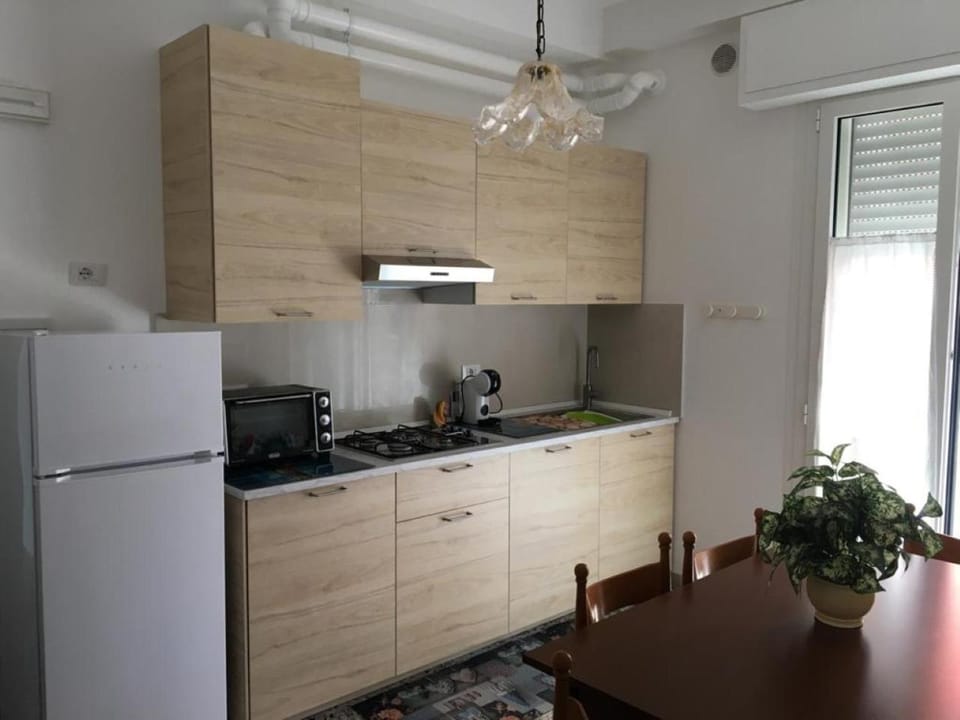 Kitchen or kitchenette, Dining area, stove