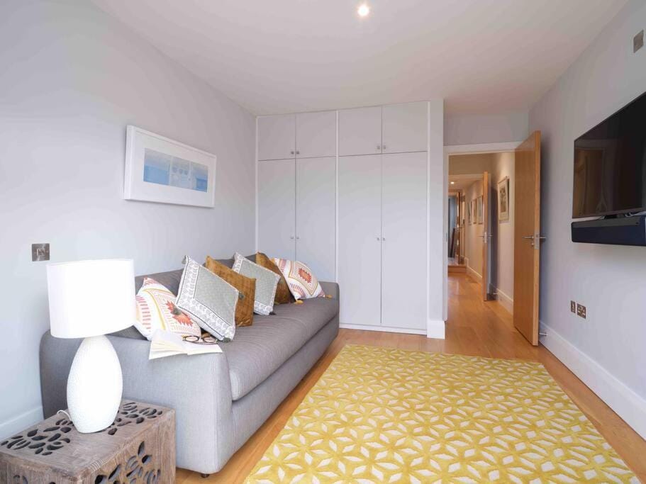 Seating area, Bedroom, wardrobe