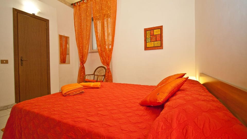 Toilet, Bathroom, Kitchen or kitchenette, Living room, Dining area, Bedroom