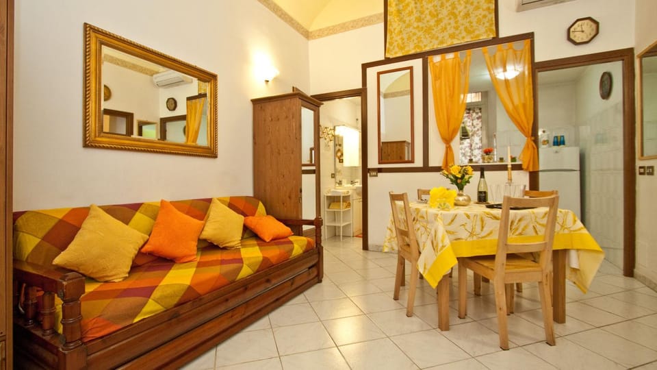 Shower, Toilet, Bathroom, Kitchen or kitchenette, Living room, Dining area, Bedroom