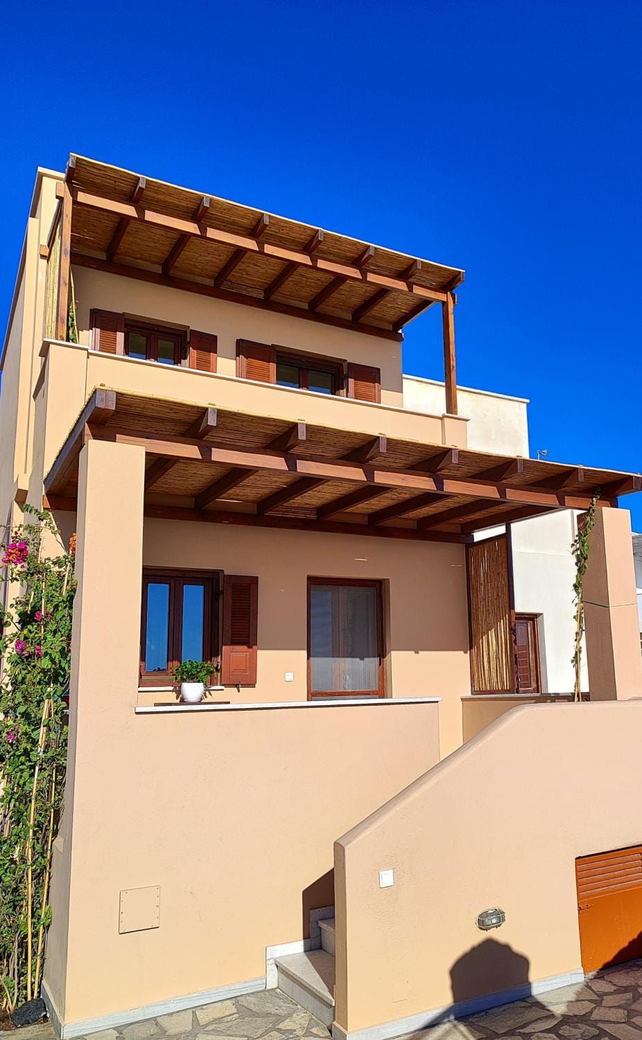 Property building, Day, Natural landscape, View (from property/room), Balcony/Terrace, Decorative detail, Location, Family