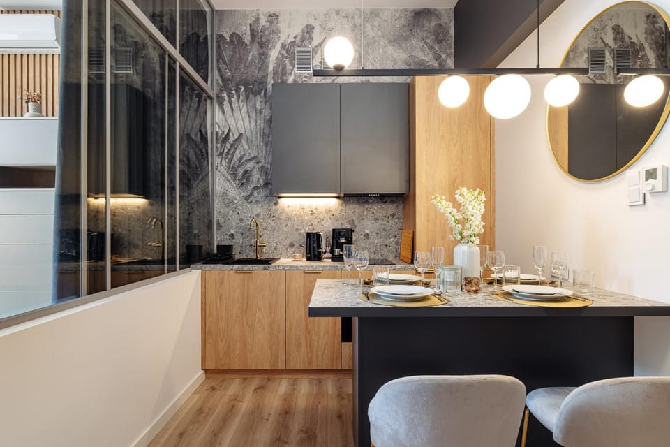 Kitchen or kitchenette, Dining area