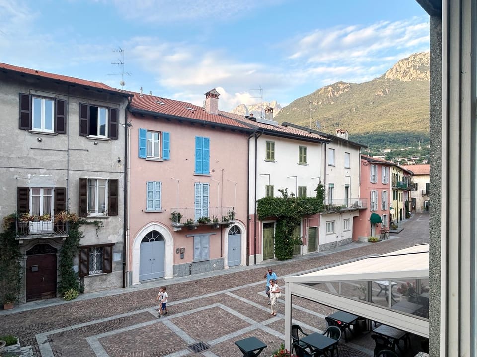 Property building, Neighbourhood, Natural landscape, Mountain view, Street view, Location