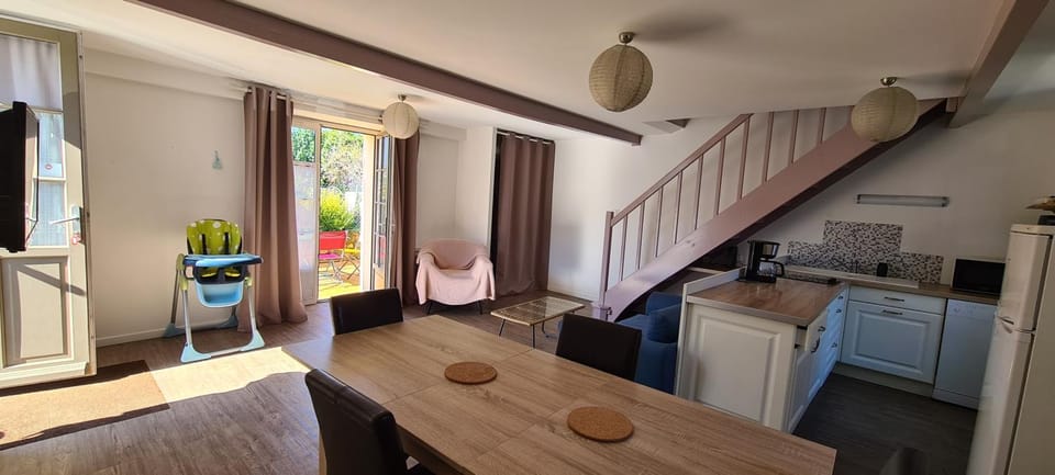 Kitchen or kitchenette, Living room, Dining area, minibar