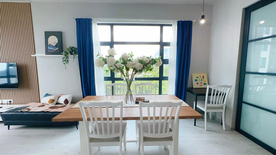 View (from property/room), Dining area, City view, Mountain view, Meals, Meals