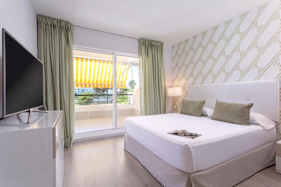 Bed, TV and multimedia, Balcony/Terrace, Photo of the whole room, Bedroom, Bedroom