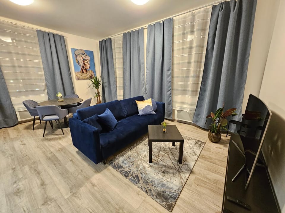 TV and multimedia, Living room, Seating area, Evening entertainment