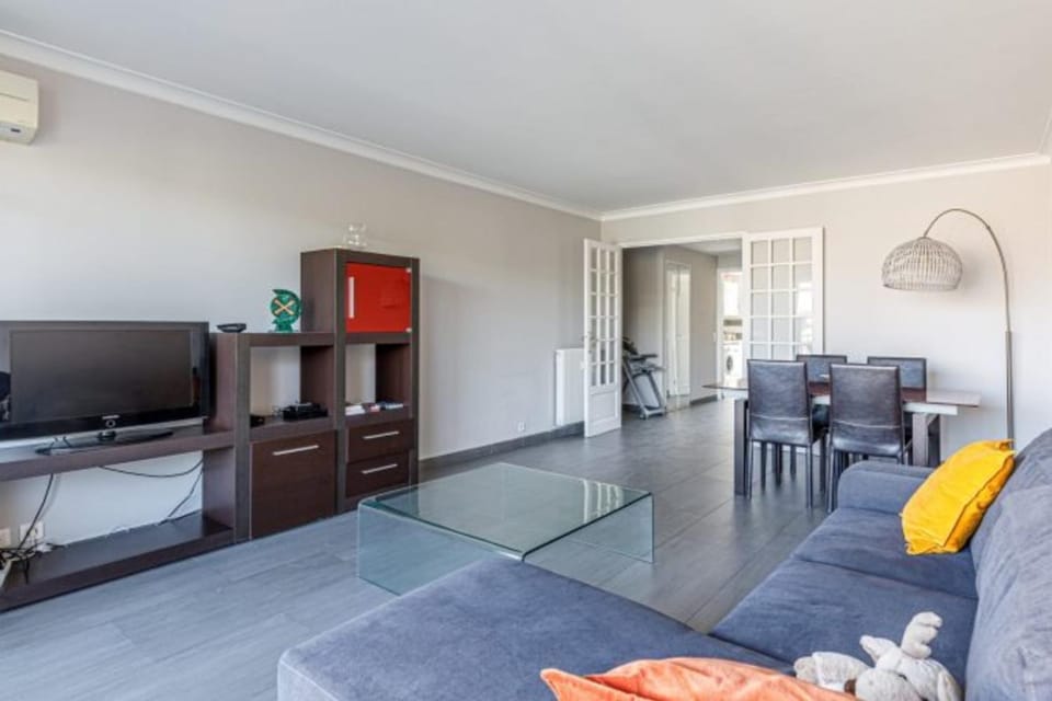 Communal lounge/ TV room, Living room, Seating area, Dining area, air conditioner