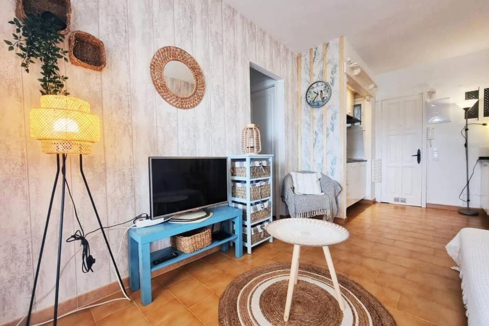TV and multimedia, Kitchen or kitchenette, Photo of the whole room