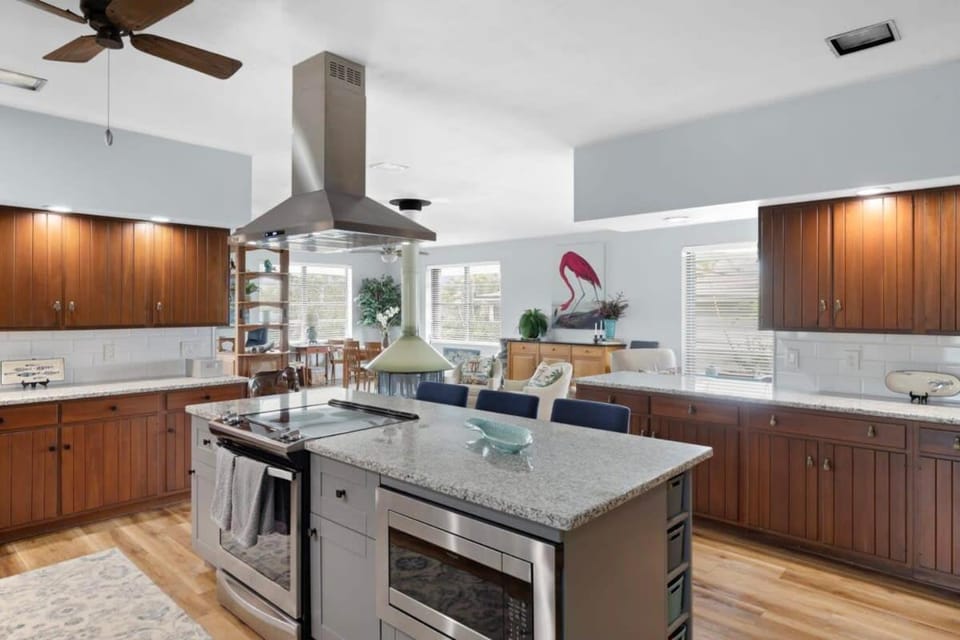 Colonel's Cottage- Sanibel Beach Retreat Fantastic Amenities House in Sanibel Island