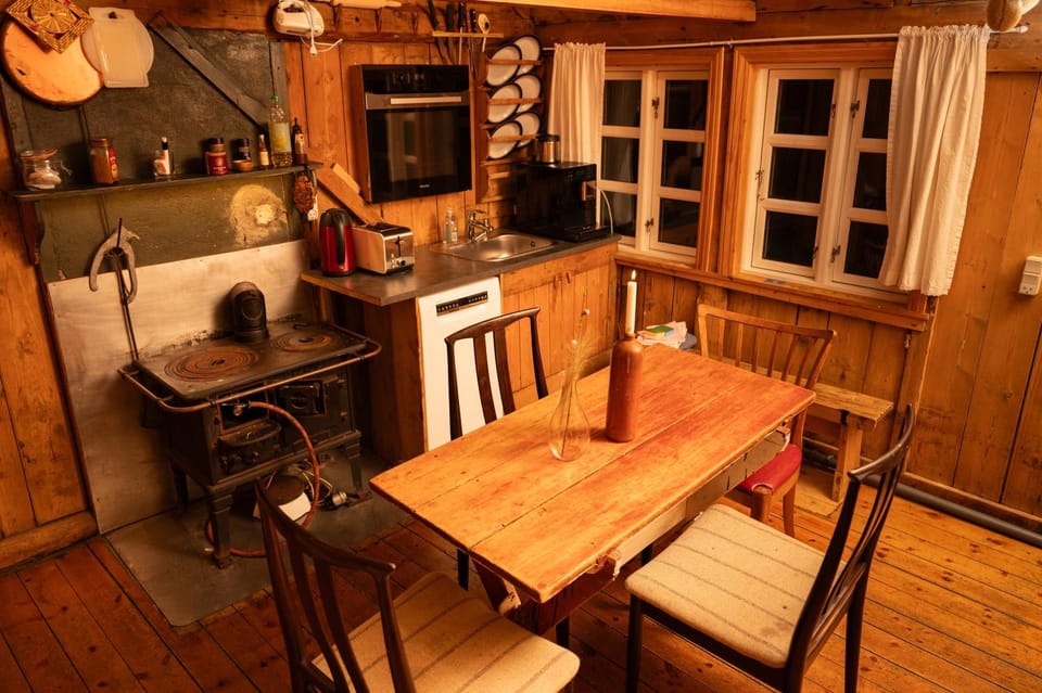 Dining area, pet friendly, stove