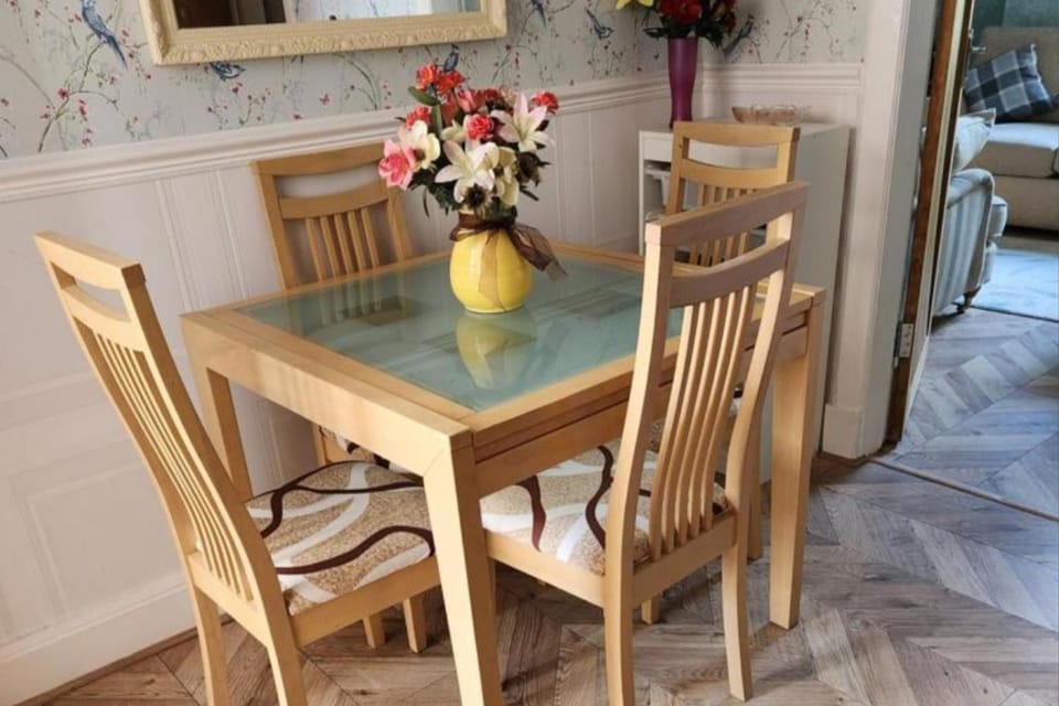 Apartment - Largs - Sleeps 4 - Pet Friendly Apartment in England