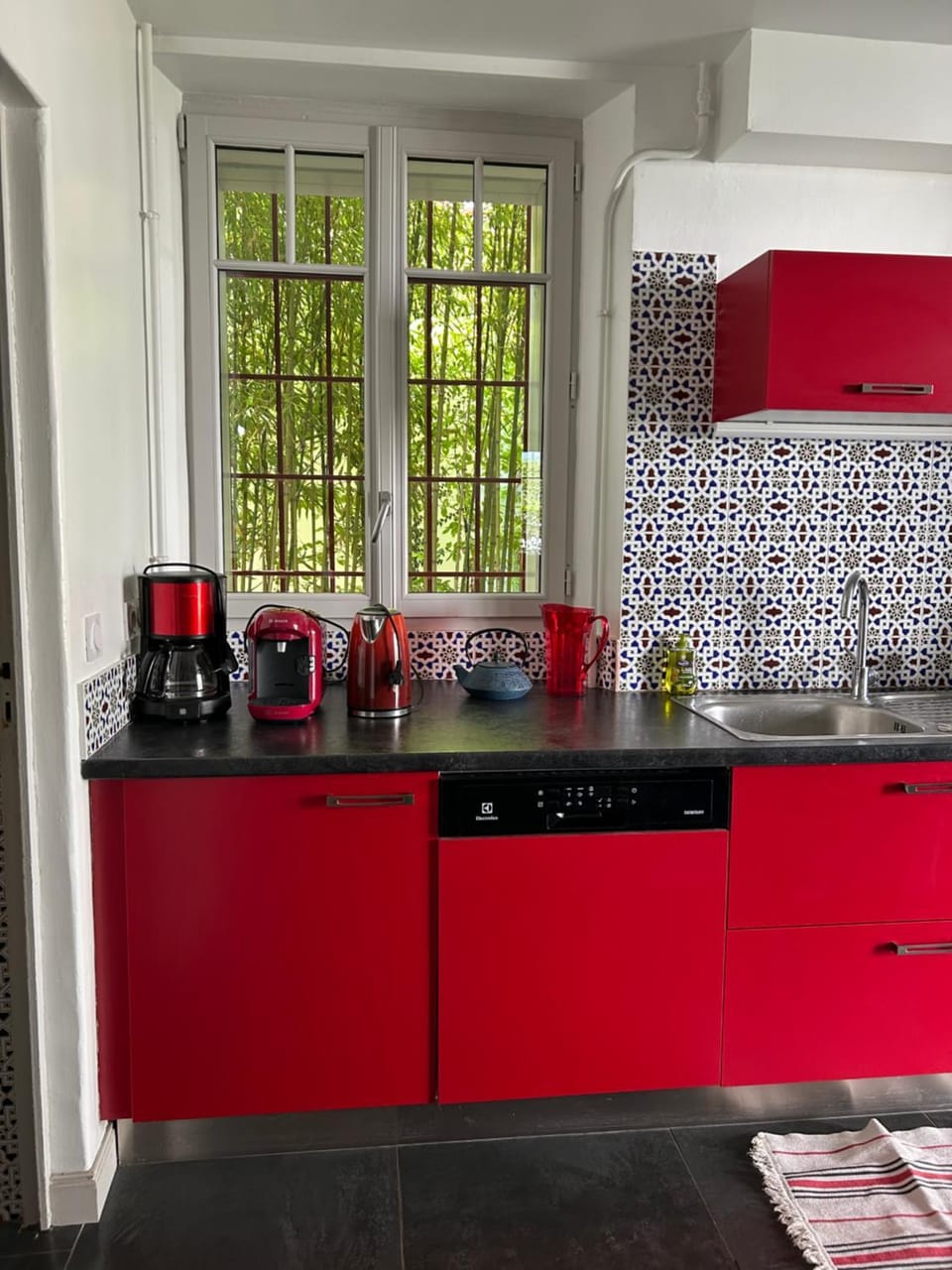 Coffee/tea facilities, Kitchen or kitchenette, stove
