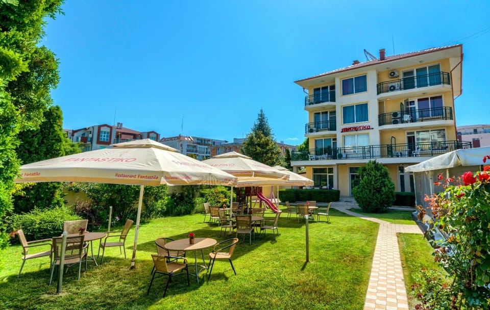 Patio, Day, Garden
