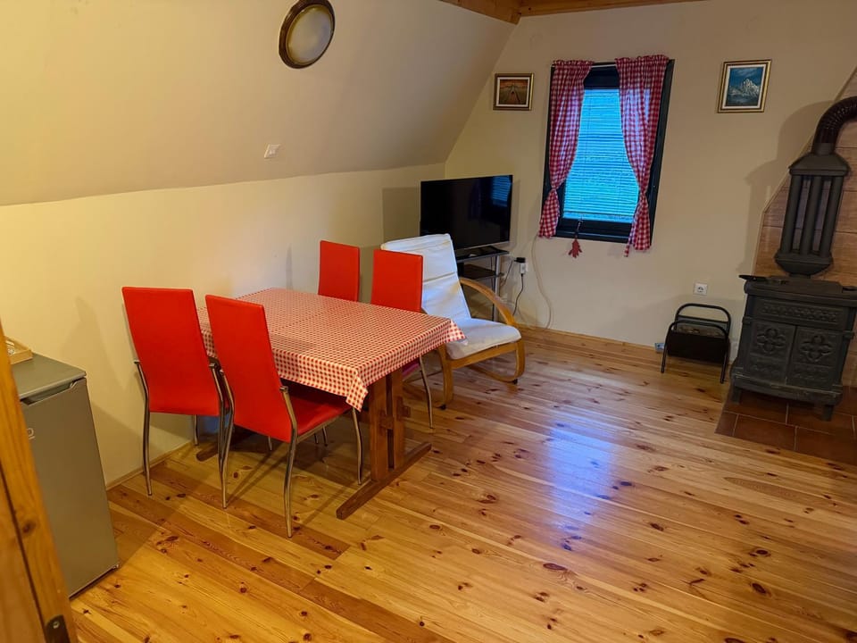 TV and multimedia, Living room, Seating area, Dining area