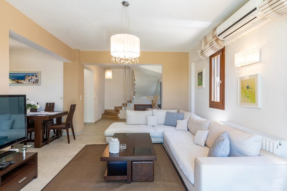 TV and multimedia, Living room, Seating area, air conditioner