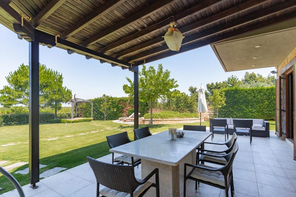 Patio, Day, Garden, Seating area, Dining area, Garden view