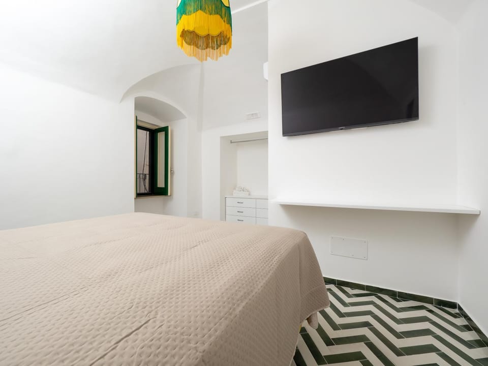Bed, TV and multimedia, Photo of the whole room, Bedroom