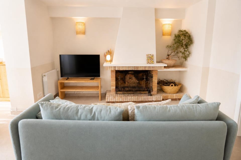 TV and multimedia, Living room, fireplace