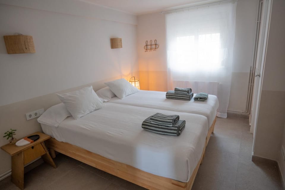 Bedroom, towels