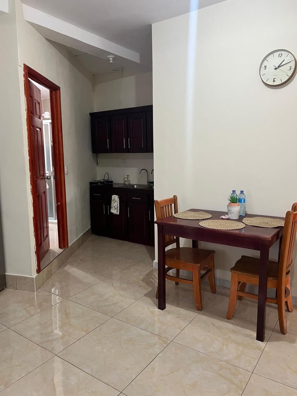 Kitchen or kitchenette, Dining area