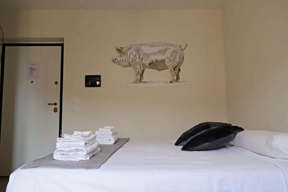 Bed, Photo of the whole room, towels