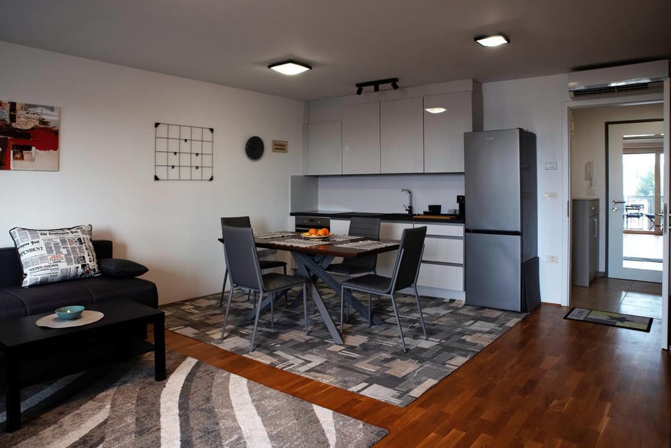 Kitchen or kitchenette, Seating area, Dining area