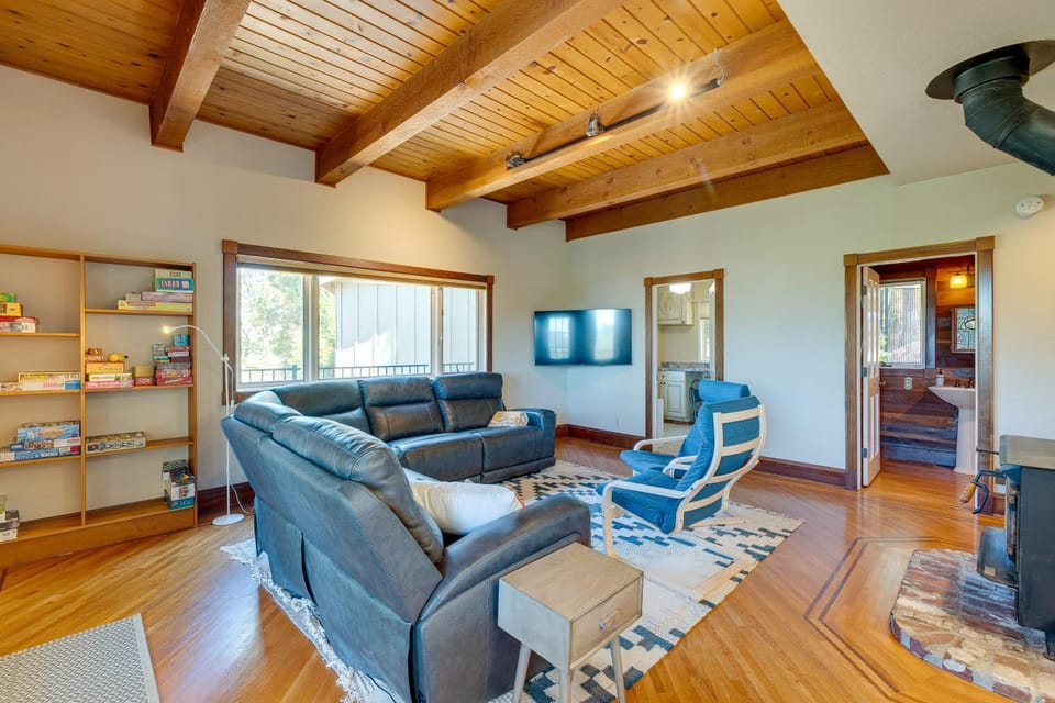 Meadow Vista Mountain Escape w/ River Views! House in Sierra Nevada