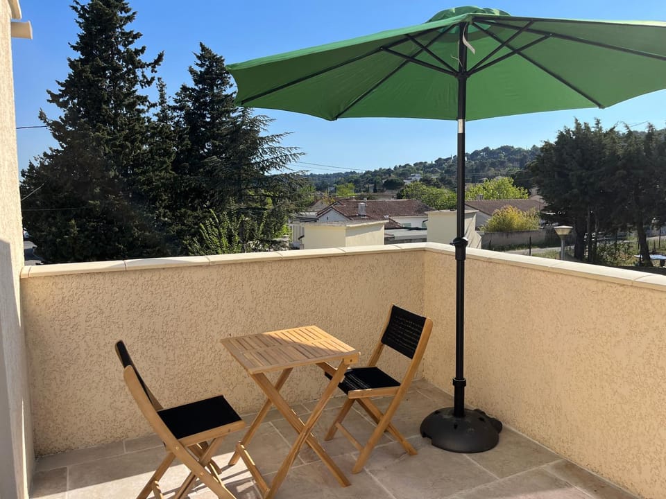 Studio terrasse avec une vue dégagée 3km Avignon House in Villeneuve-lès-Avignon