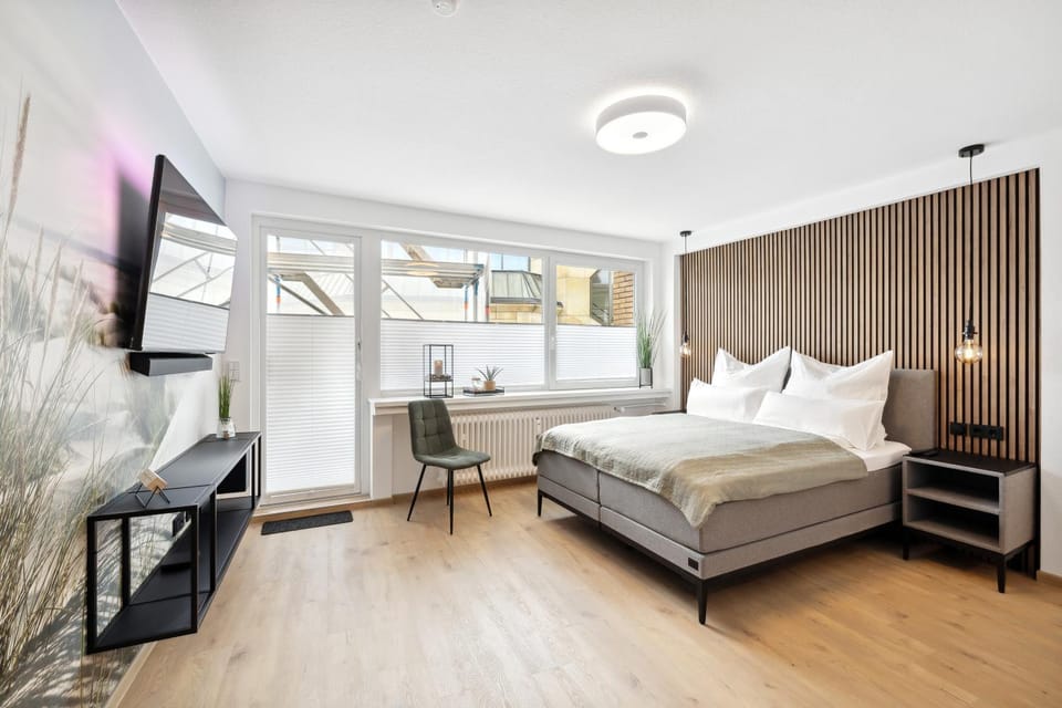 Bed, TV and multimedia, Living room, Photo of the whole room, Seating area, Evening entertainment, Bedroom, hair dresser